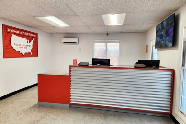 Facility photo: //images.sparefoot.com/medium/215570687f908e4a610.jpg