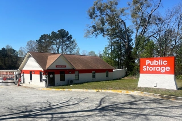 Facility photo: //images.sparefoot.com/medium/215571687e3adaef472.jpg