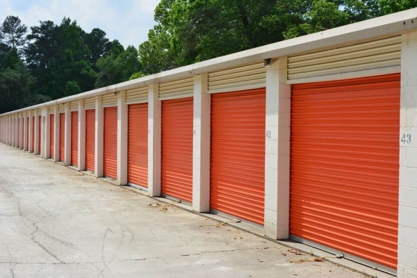 Facility photo: //images.sparefoot.com/medium/215571687e3adbd5a1f.jpg