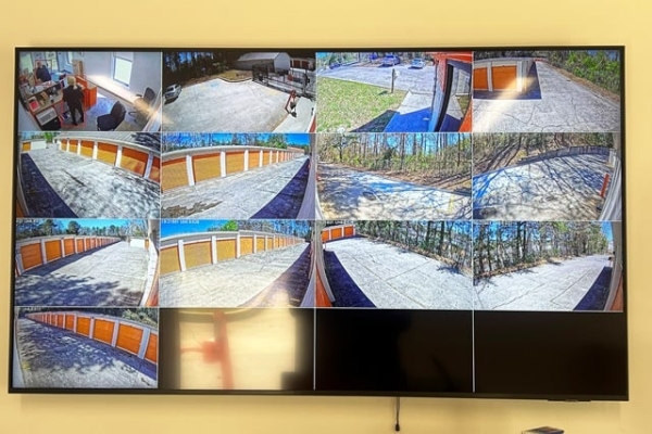 Facility photo: //images.sparefoot.com/medium/215571692c4e9989aff.jpg