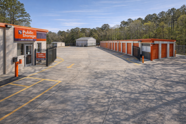 Facility photo: //images.sparefoot.com/medium/21557169f5f80f8822c.jpg