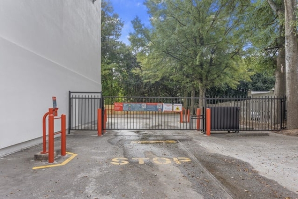 Facility photo: //images.sparefoot.com/medium/215572690b593e9c52e.jpg