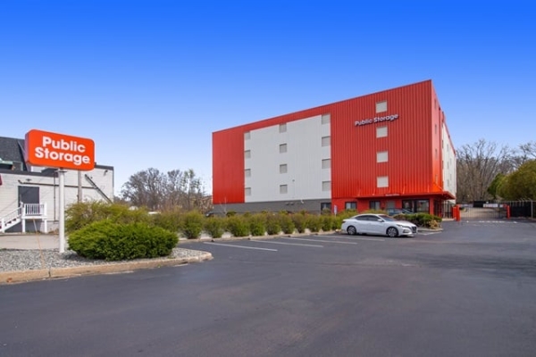 Facility photo: //images.sparefoot.com/medium/215581687a46e3690d1.jpg