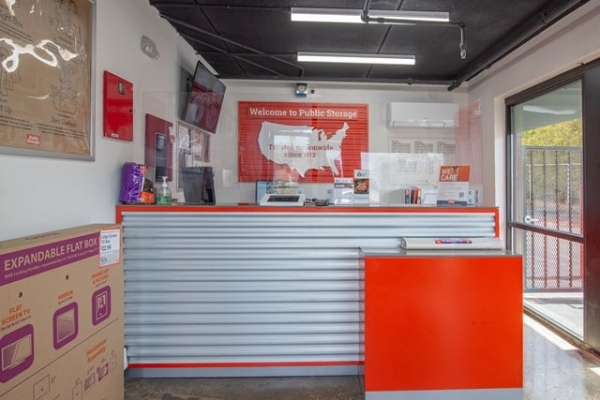 Facility photo: //images.sparefoot.com/medium/215581687a46e61dfad.jpg