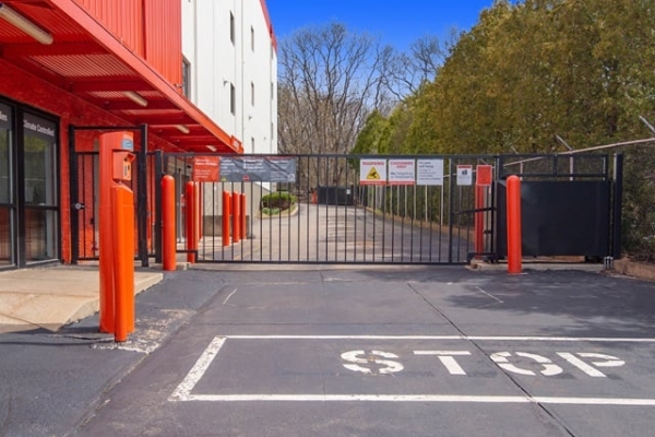 Facility photo: //images.sparefoot.com/medium/215581687a46e71c0b1.jpg