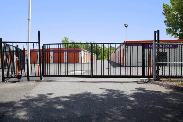 Facility photo: //images.sparefoot.com/medium/215582687f8f743c02a.jpg