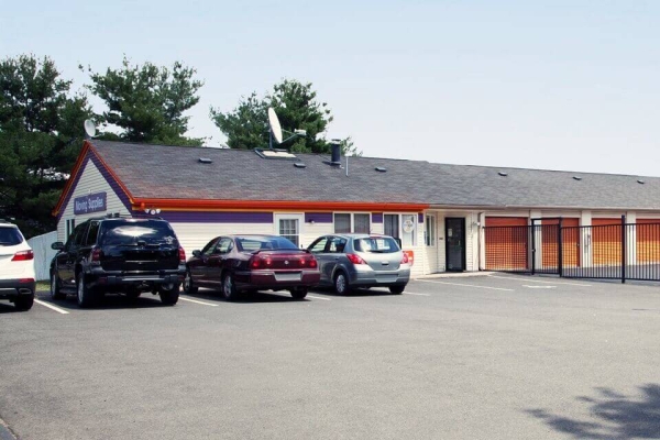 Facility photo: //images.sparefoot.com/medium/215582695680772b1cc.jpg