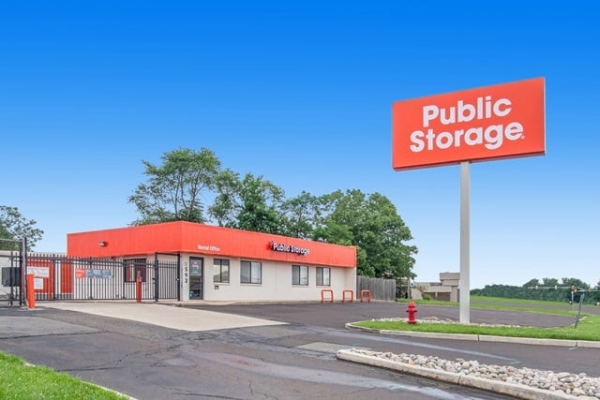 Facility photo: //images.sparefoot.com/medium/215583687a46a337944.jpg