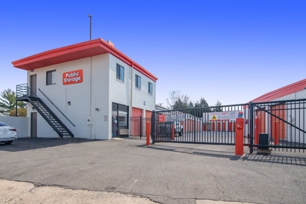 Facility photo: //images.sparefoot.com/medium/215585687a45dece5a1.jpg