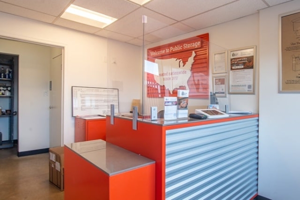 Facility photo: //images.sparefoot.com/medium/215585687a45e0dc555.jpg