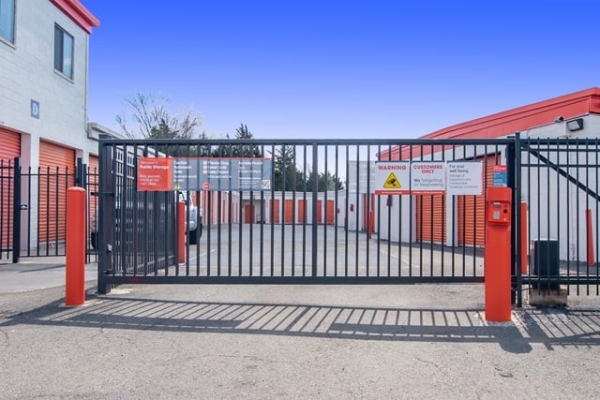 Facility photo: //images.sparefoot.com/medium/215585687a45e1ec15e.jpg