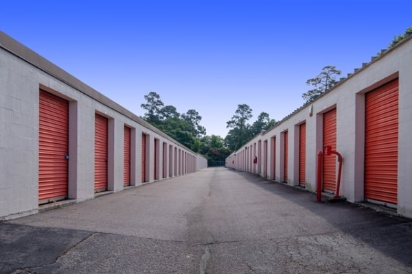 Facility photo: //images.sparefoot.com/medium/215586687a464a61bb2.jpg