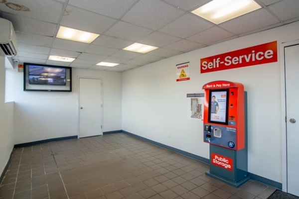 Facility photo: //images.sparefoot.com/medium/215586687a464b52ebd.jpg