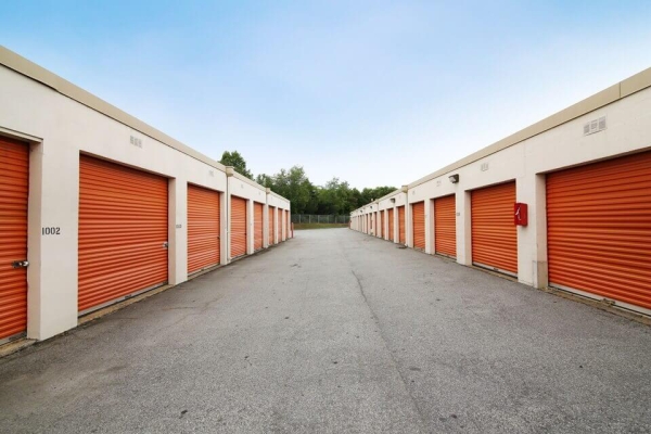 Facility photo: //images.sparefoot.com/medium/215591687b9a35d9f64.jpg