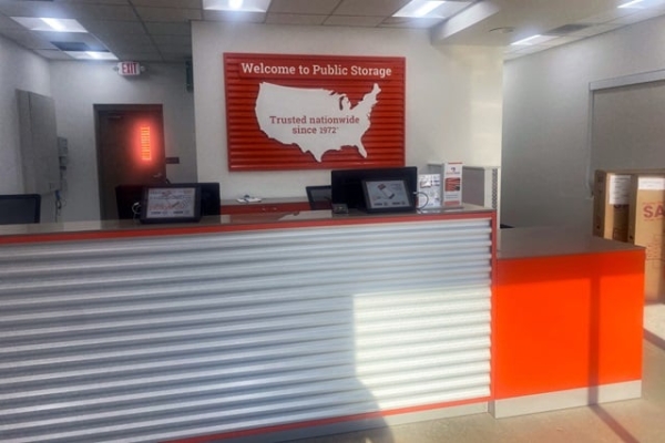 Facility photo: //images.sparefoot.com/medium/215591695d16416ebb6.jpg