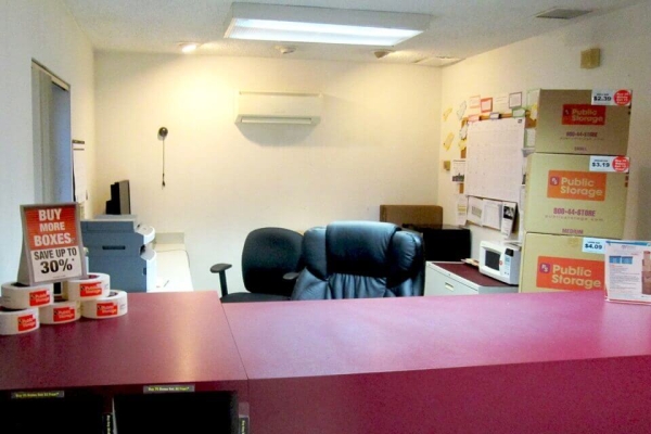 Facility photo: //images.sparefoot.com/medium/215593699080cbb9b18.jpg