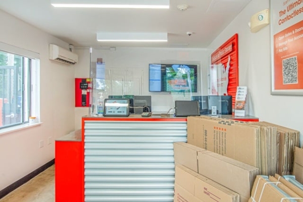 Facility photo: //images.sparefoot.com/medium/215595693ec5378595b.jpg