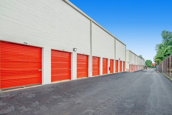 Facility photo: //images.sparefoot.com/medium/21559569f5f8a1da843.jpg