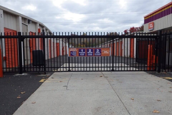 Facility photo: //images.sparefoot.com/medium/2155996915e4f3793fb.jpg