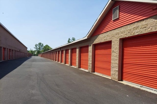 Facility photo: //images.sparefoot.com/medium/215603687655328557e.jpg
