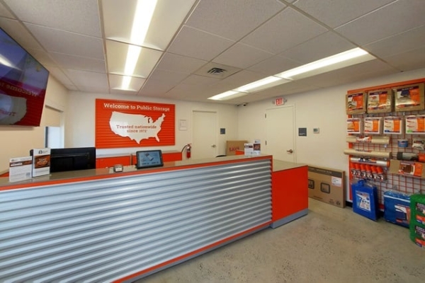 Facility photo: //images.sparefoot.com/medium/2156036910a342695ca.jpg