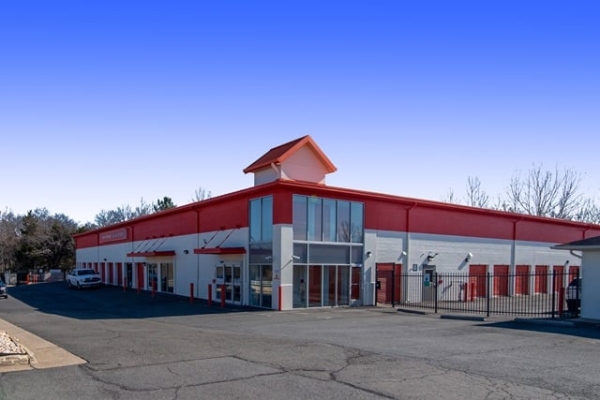 Facility photo: //images.sparefoot.com/medium/215604689f30be37b1e.jpg