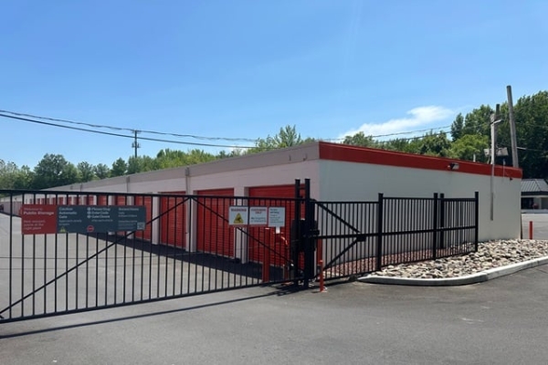 Facility photo: //images.sparefoot.com/medium/2156056910a351915a6.jpg