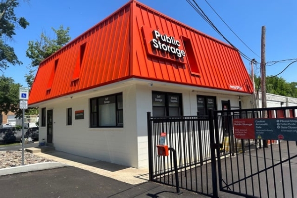 Facility photo: //images.sparefoot.com/medium/2156056963b048deef3.jpg