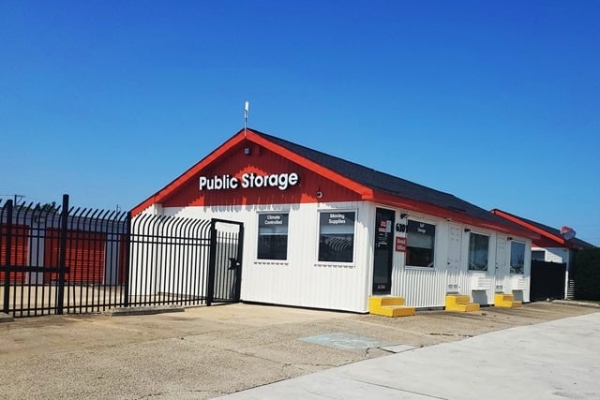 Facility photo: //images.sparefoot.com/medium/215606689f305056a5f.jpg