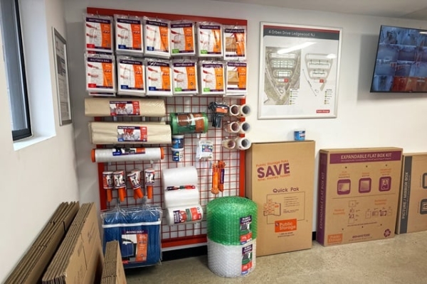Facility photo: //images.sparefoot.com/medium/215607687b9a7396a3c.jpg