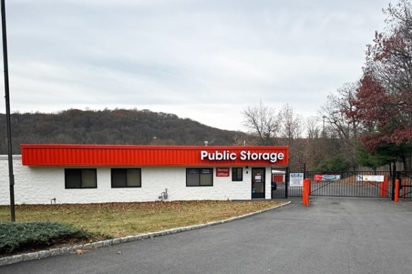 Facility photo: //images.sparefoot.com/medium/21560769f5f8872389c.jpg