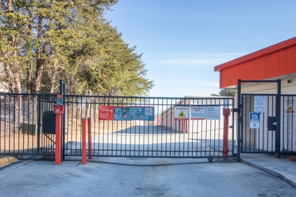 Facility photo: //images.sparefoot.com/medium/215610692b00c47b05d.jpg