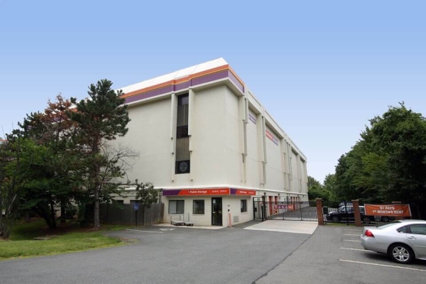 Facility photo: //images.sparefoot.com/medium/215612695e6a287cd0b.jpg