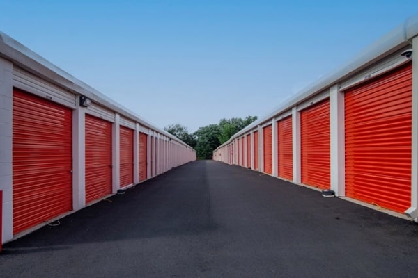 Facility photo: //images.sparefoot.com/medium/21561469f4a8088e4a1.jpg