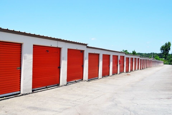 Facility photo: //images.sparefoot.com/medium/215615689b3b90d9350.jpg