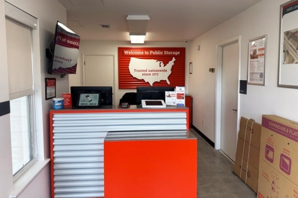 Facility photo: //images.sparefoot.com/medium/215615689b3b923e8e7.jpg