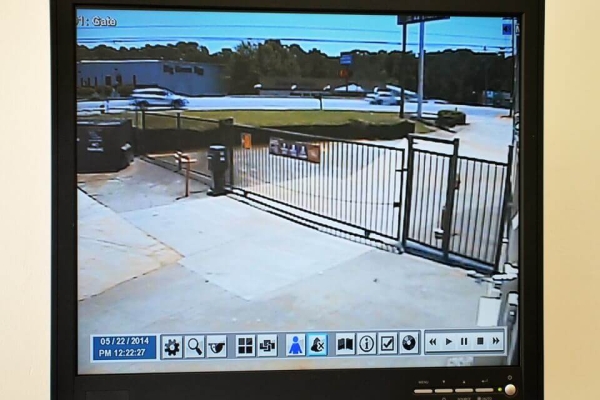 Facility photo: //images.sparefoot.com/medium/215615689b3b93a248d.jpg