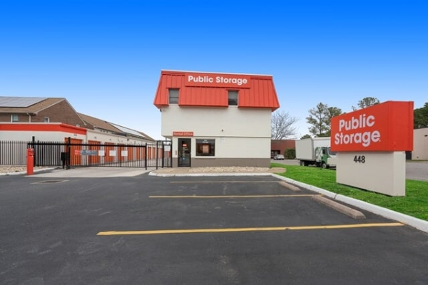 Facility photo: //images.sparefoot.com/medium/215619687a464bc5c91.jpg