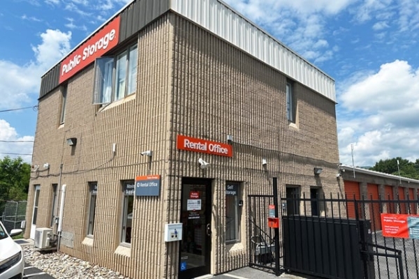 Facility photo: //images.sparefoot.com/medium/215620688380f2918ed.jpg