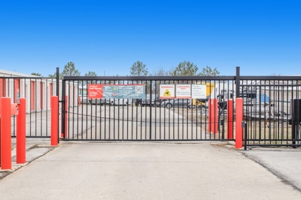 Facility photo: //images.sparefoot.com/medium/215621687b9aa4006f5.jpg