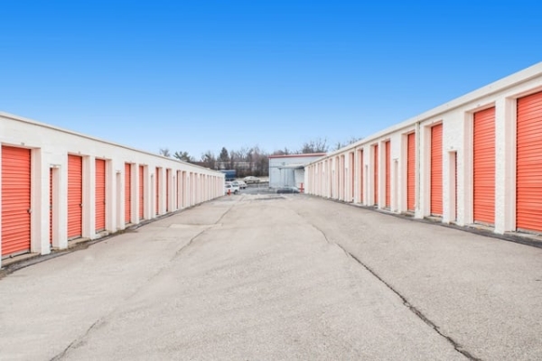 Facility photo: //images.sparefoot.com/medium/215621692c4f1069eeb.jpg