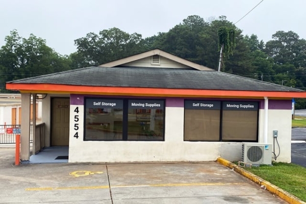 Facility photo: //images.sparefoot.com/medium/215624690caaaf7a139.jpg