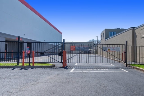 Facility photo: //images.sparefoot.com/medium/215627688e0d2cd1573.jpg