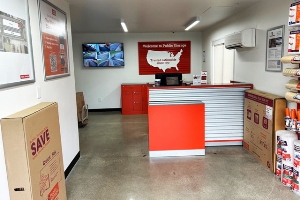 Facility photo: //images.sparefoot.com/medium/2156306967a2b8e9971.jpg