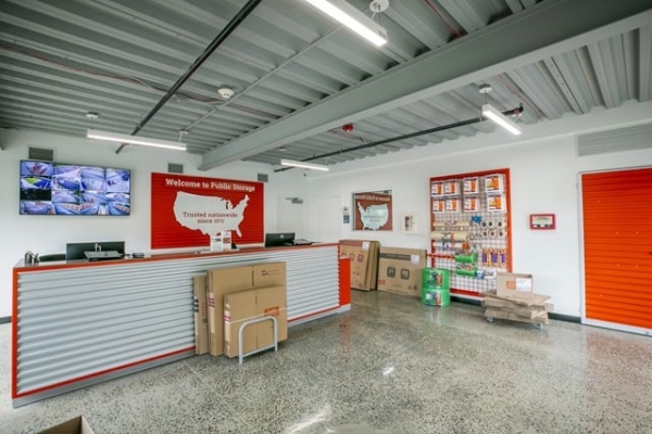 Facility photo: //images.sparefoot.com/medium/2156316908b6b3b5561.jpg