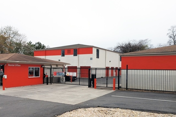 Facility photo: //images.sparefoot.com/medium/215632687a464b294d5.jpg