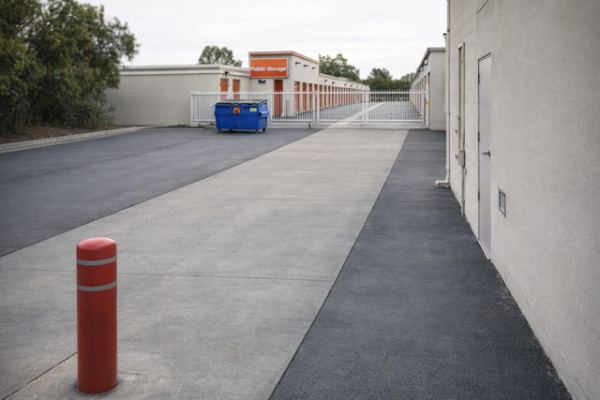 Facility photo: //images.sparefoot.com/medium/21563669e623eb1bb97.jpg