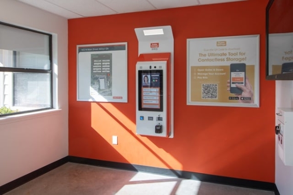 Facility photo: //images.sparefoot.com/medium/215639695a730082b99.jpg