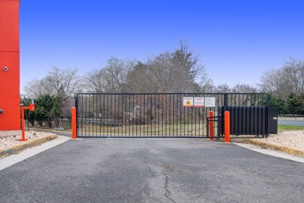 Facility photo: //images.sparefoot.com/medium/215646689f318174beb.jpg