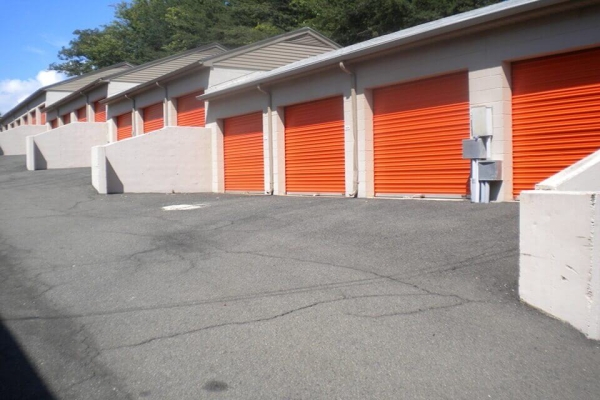 Facility photo: //images.sparefoot.com/medium/2156476884d2ac15ed4.jpg